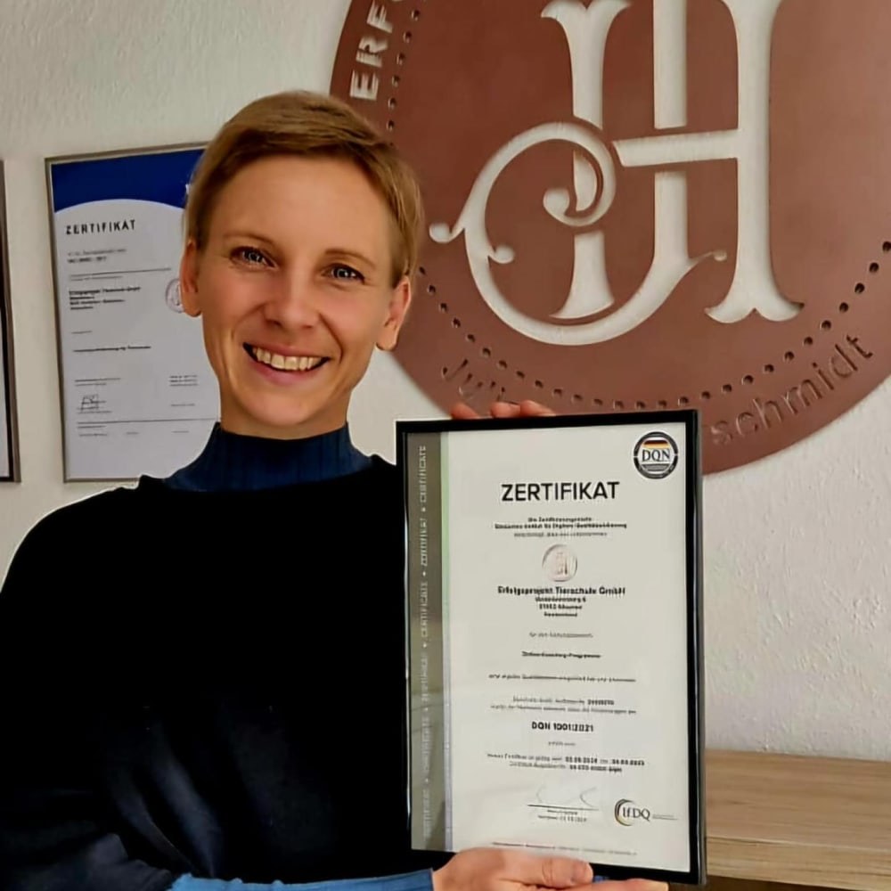 Julia Hammerschmidt, Gründerin Erfolgsprojekt Tierschule, mit ihrem Zertifikat